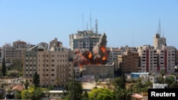 Ndërtesa në Gaza ku gjendet zyrat e mediave AP dhe Al Jazeera, është shembur pasi u godit nga ushtria izraelite më 15 maj 2021.
