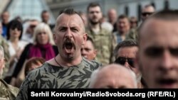 Василь Сліпак на майдані Незалежності під час прощання із загиблими бійцями «Правого сектору». 14 червня 2016 року