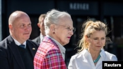 Regina Margrethe a Danemarcei a abdicat recent în favoarea fiului ei, Frederik al X-lea, dar continuă să fie prezentă în viața publică. La 2 mai, primește daruri aniversare de la Guvern și Parlament, pe cheiul Atlanticului de Nord din Copenhaga.