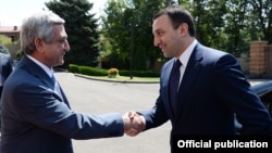Armenia - President Serzh Sarkisian (L) meets with Georgian Prime Minister Irakli Gharibashvili, Yerevan, 22Aug2014.