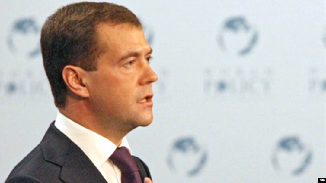 Russian President Dmitry Medvedev will host a summit on Nagorno-Karabakh next month 