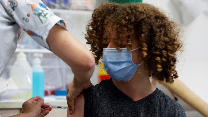 Израиль первым в мире начинает массовую вакцинацию третьей дозой