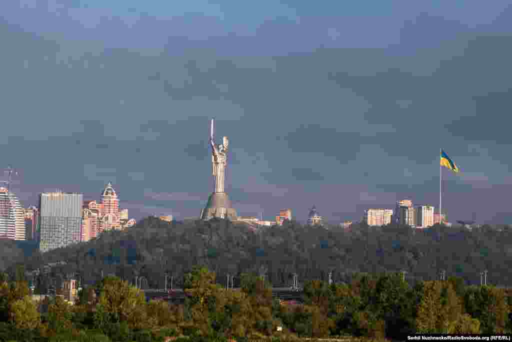 На ранок над Києвом здіймався дим