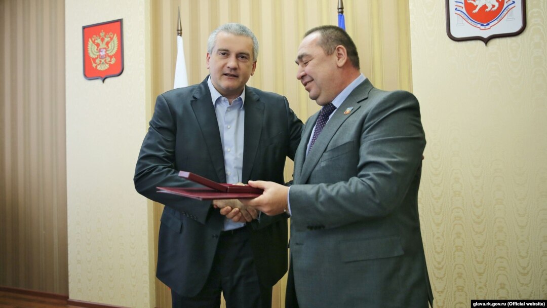Російський глава Криму Сергій Аксенов з головою угруповання «ЛНР» Ігорем Плотницьким, святкування 363-ї річниці Переяславської Ради в Сімферополі 2017 рік