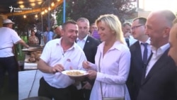 Zaharova u Srbiji: Trubači, kupus i majica s likom Putina