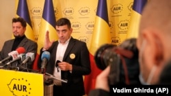 Очільник партії «Альянс єдності Румунії» (AUR) Георге Сіміон (праворуч) та Клаудіу Тарзіу, лідери Альянсу за об'єднання румунів (AUR) – нової політичної формації, яка стала четвертою на парламентських виборах, беруть участь у прес-конференції в Бухаресті, 7 грудня 2020 року