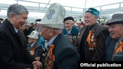 Алмазбек Атамбаев согуш ардагерлери менен. 9-май, 2016-жыл. 