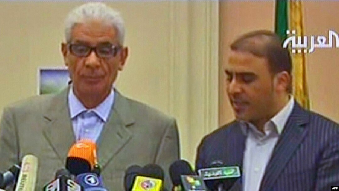 موسا کوسه (چپ)، وزیر خارجه لیبی، به همراه سخنگوی دولت لیبی