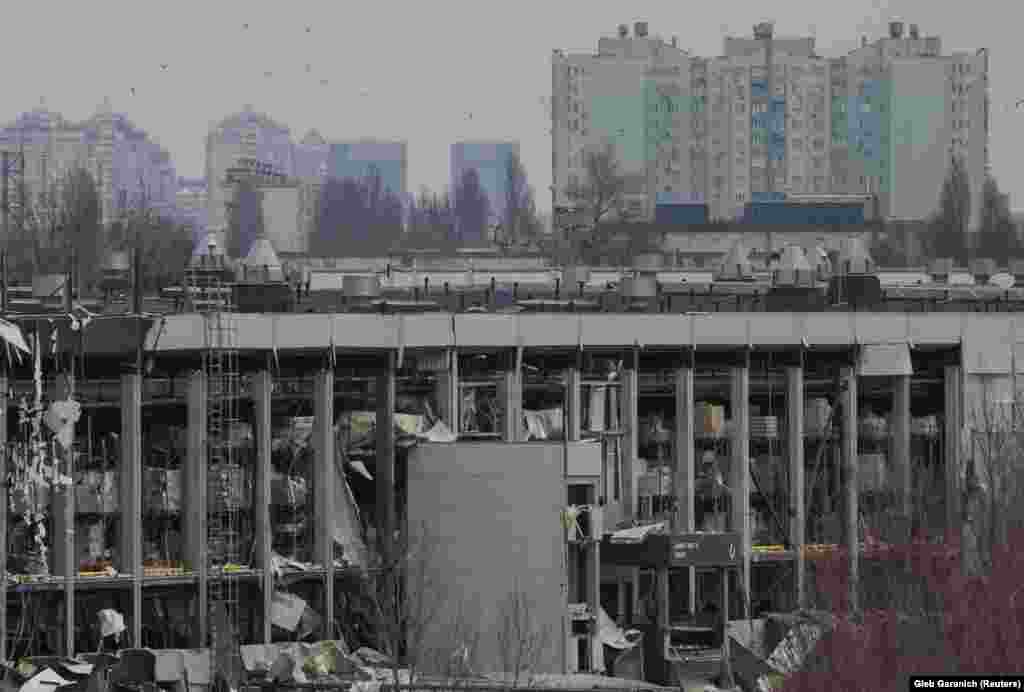 Зруйнований російським обстрілом логістичний центр супермаркету Novus