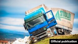 Kamion koji je prevrnulo Samoopredeljenje 