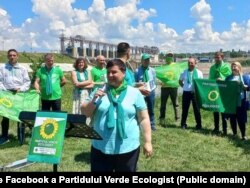 Echipa Partidului Verde Ecologist lansându-se în campanie la hidrocentrala de la Dubăsari