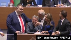 Лидерът на ДПС Делян Пеевски и депутати от ИТН. Снимката е архивна