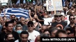 протест во Атина против задолжителната вакцинација