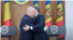 Prim-miniștri Bolojan și Dorin Recean, îmbrățișându-se în timpul unei apariții în fața presei, la Casa Guvernului din Chișnău, pe 23 august 