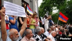 Оппозиция проводит сидячую акцию протеста в Ереване, 18 июня 2010 г.