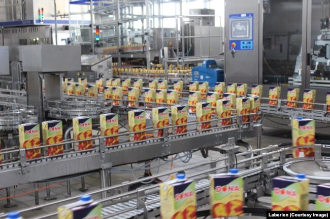 Lëngje të prodhuara nga kompania "Laberion". Kjo kompani ka thënë se për shkak të rënies së shitjes, kanë humbje deri në pesë milionë euro.