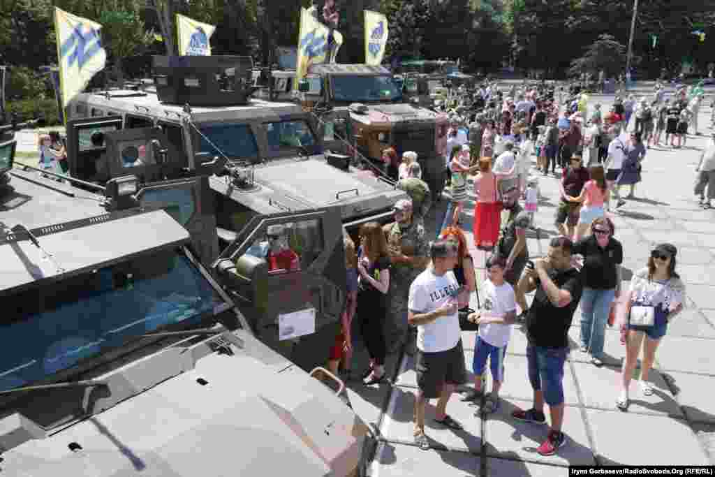 Після офіційної частини вся військова техніка була доступна городянам. При чому інтерес до неї виявляли не тільки діти, а й дорослі