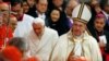 Папа Францішак і Папа Бэнэдыкт XVI (на заднім пляне) у 2015 годзе