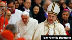 Папа Францішак і Папа Бэнэдыкт XVI (на заднім пляне) у 2015 годзе
