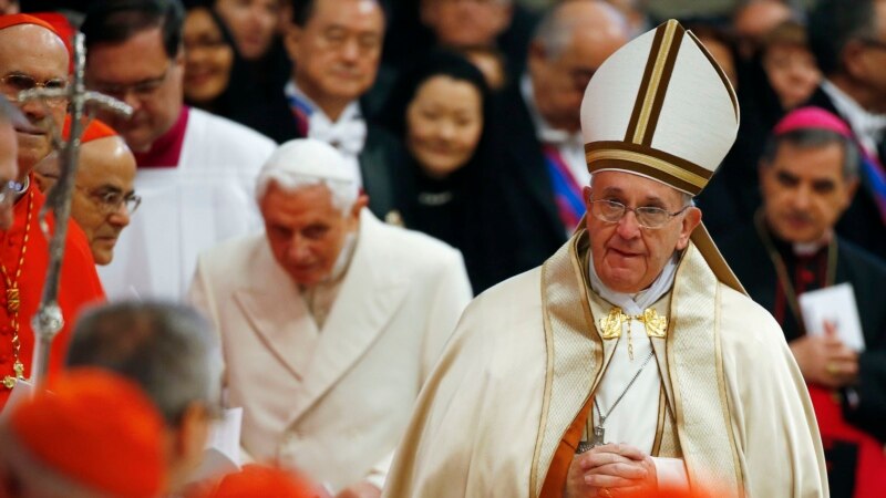 Папа Францішак у навагоднім пасланьні ўспомніў папярэдніка Бэнэдыкта XVI