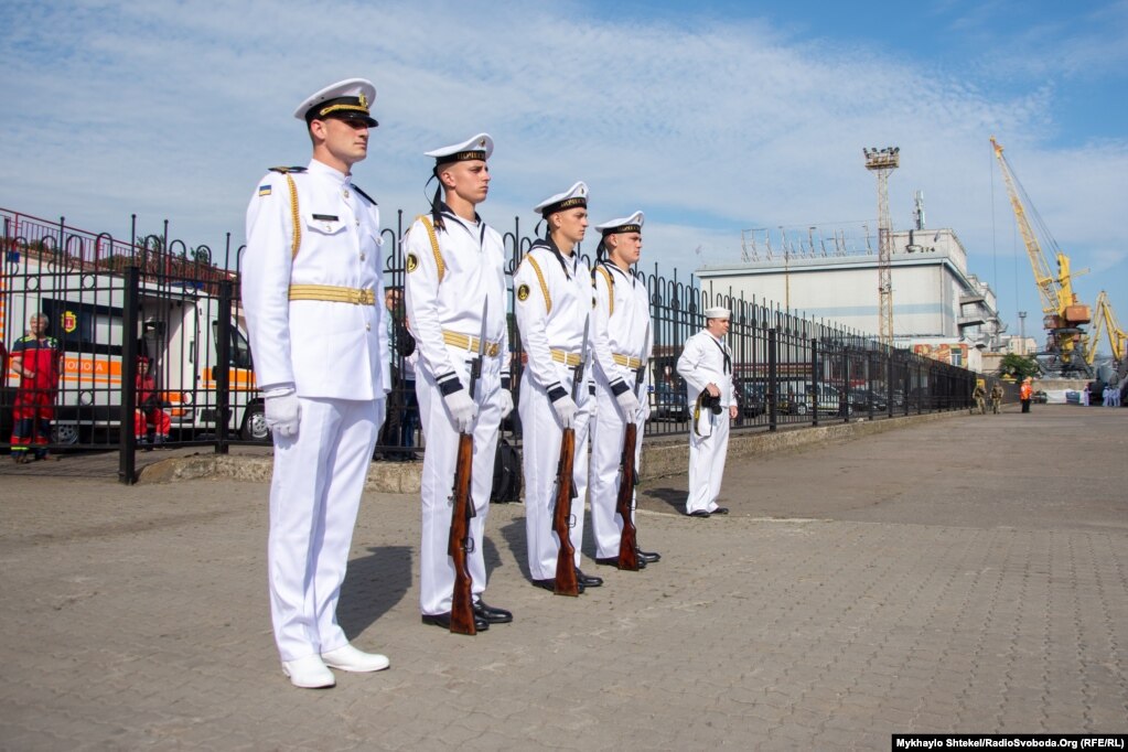 Почесна варта ВМСУ очікує підняття прапору і приїзду Володимира Зеленського 