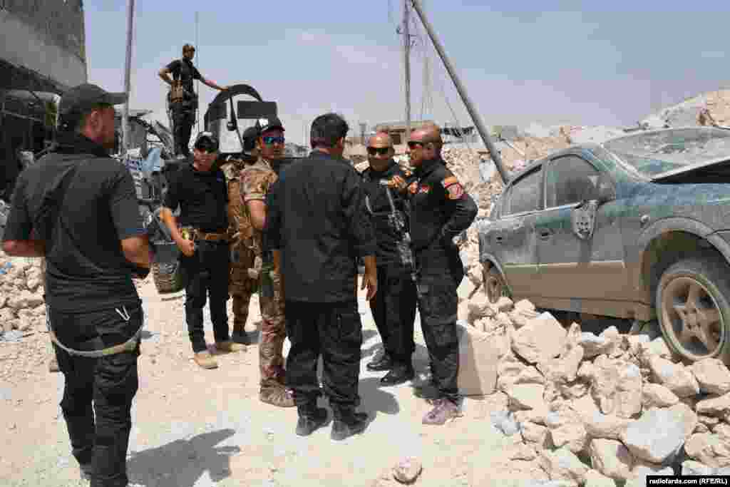 نبرد برای بازپس&zwnj;گیری موصل، از گروه موسوم به حکومت اسلامی، توسط نیروهای نظامی، پیش&zwnj;مرگه&zwnj;های کرد و شبه&zwnj;نظامیان هوادار دولت، با حمایت ائتلاف به رهبری آمریکا، از مهر ماه سال گذشته آغاز شده و اکنون در مناطقی محدود در غرب شهر ادامه دارد 