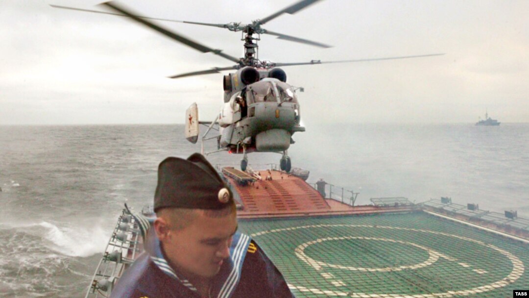 A helicopter lands on a Russian frigate in the Baltic Sea. (file photo)