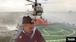 Helikopter Ka-27 sleće na fregatu 'Neustrašimi' tokom pomorskih vežbi Baltičke flote, 02.10.2004.