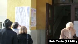 Glasači na jednom od biraških mjesta u Zagrebu - iz arhive