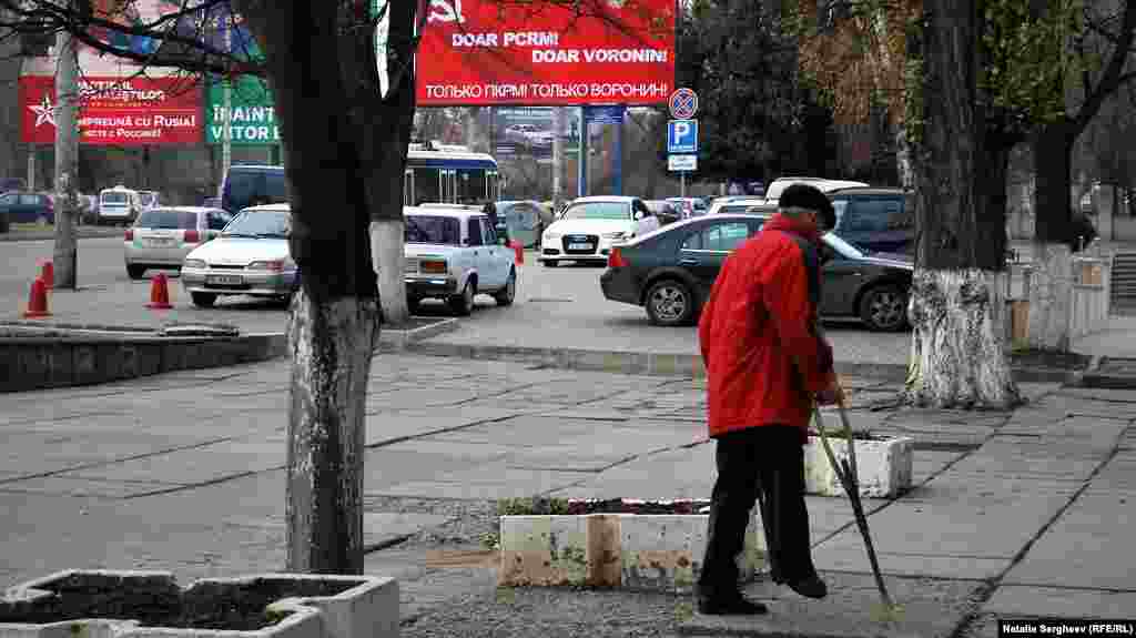 Publicitatea electorală abundă pe străzile principale ale capitalei.&nbsp; 