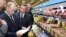Vladimir Putin vizitînd un magazin alimentar