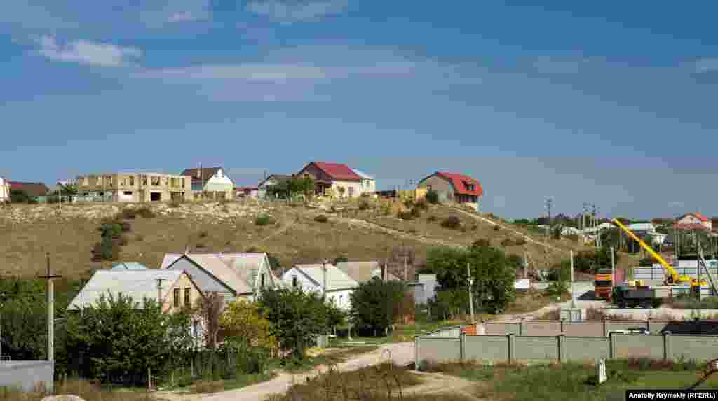 Восточная окраина микрорайона Белое-4, далее на холме &ndash; село Акрополис