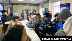 Белсенділер полиция департаментіне жиналған сәт. Нұр-Сұлтан, 6 желтоқсан 2019 жыл.