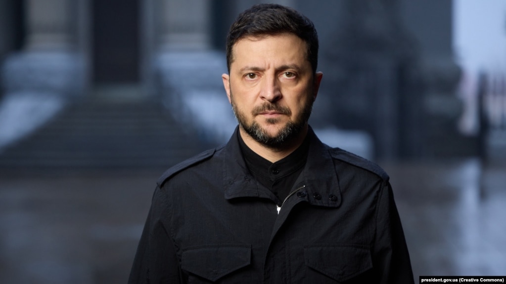 زلنسکی در پیام ویدئویی روز جمعه لباس سیاه بر تن داشت و لحن سخنرانی‌اش غمگین بود