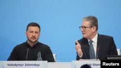 Președintele ucrainean, Volodimir Zelenski, la summitul EPC, alături de premierul britanicKeir Starmer