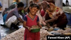 The cash allowances help children from poorer backgrounds. (file photo)