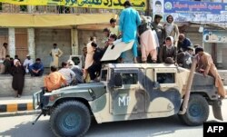 Талибы на захваченном боевом вседорожнике Humvee афганской правительственной армии. Провинция Лагман, 15 августа 2021 года
