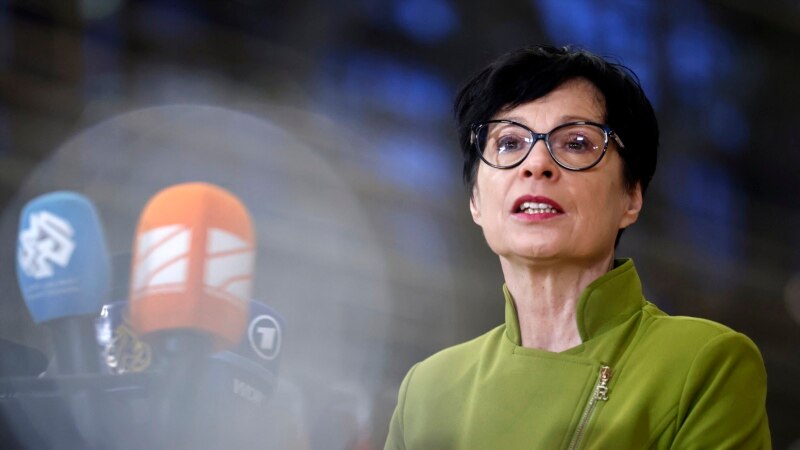 Komisionarja Kos shtyn vizitën në Kosovë për shkak të zhvillimeve të fundit