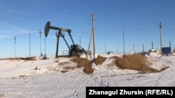 Нефтяная скважина на месторождении Кокжиде, которое разрабатывает «КМК Мунай». Темирский район Актюбинской области, 27 января 2021 года.