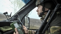 Un militar ucrainean lângă Pokrovske, regiunea Dnipropetrovsk