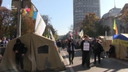 Люди під Радою не розходяться: облаштовуються у наметах, встановили кухню (відео)