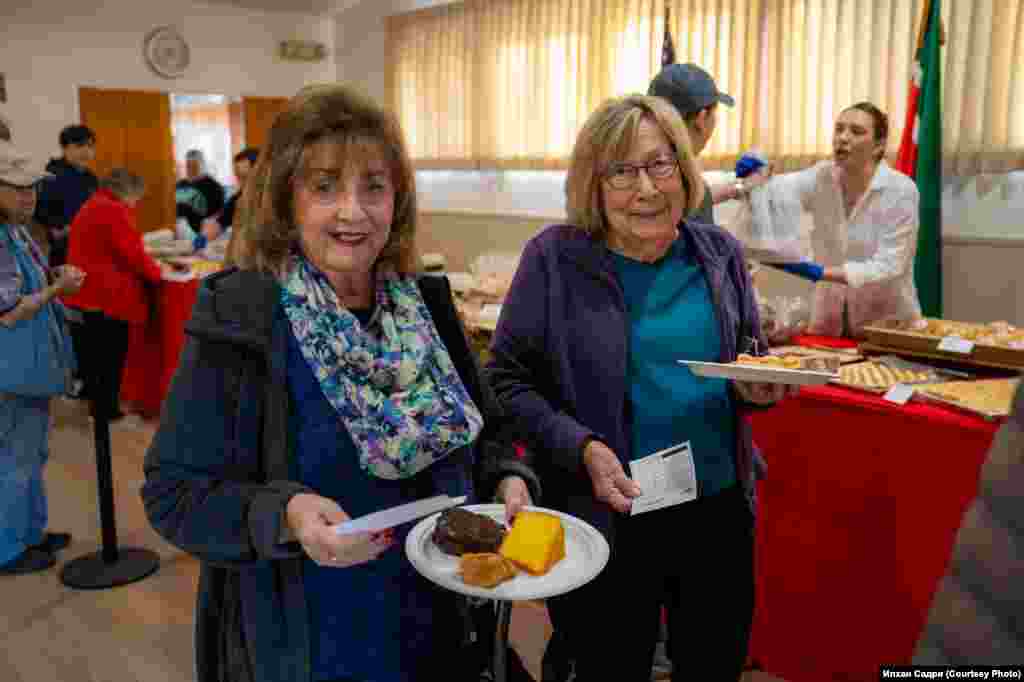 Милли ризыкларны сату көнендә чәй дә әзерләнгән, теләгән кешегә татар йортында татар ашлары белән сыйланырга мөмкинлек булган