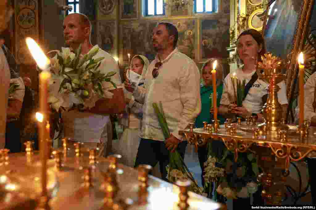 Попрощатися із Віталіною прийшли її рідні, близькі, друзі, військові та волонтери