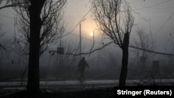 Український військовий на вулиці прифронтового Оріхова, 26 березня 2026 року