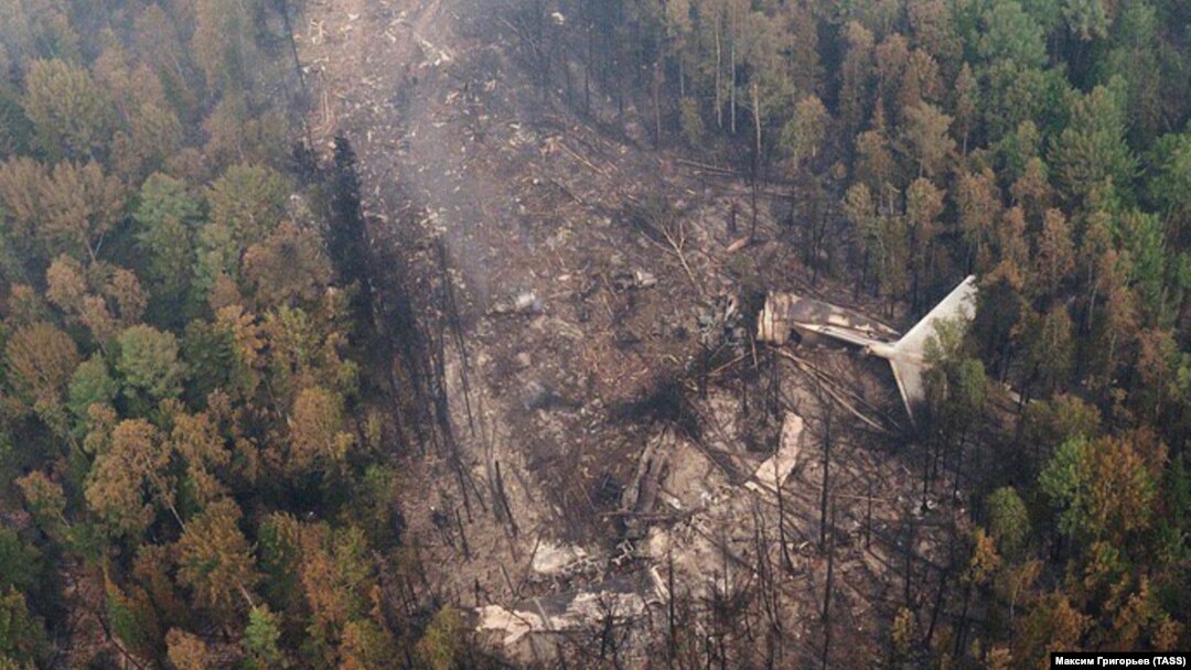 Обломки самолета Ил-76 на месте крушения