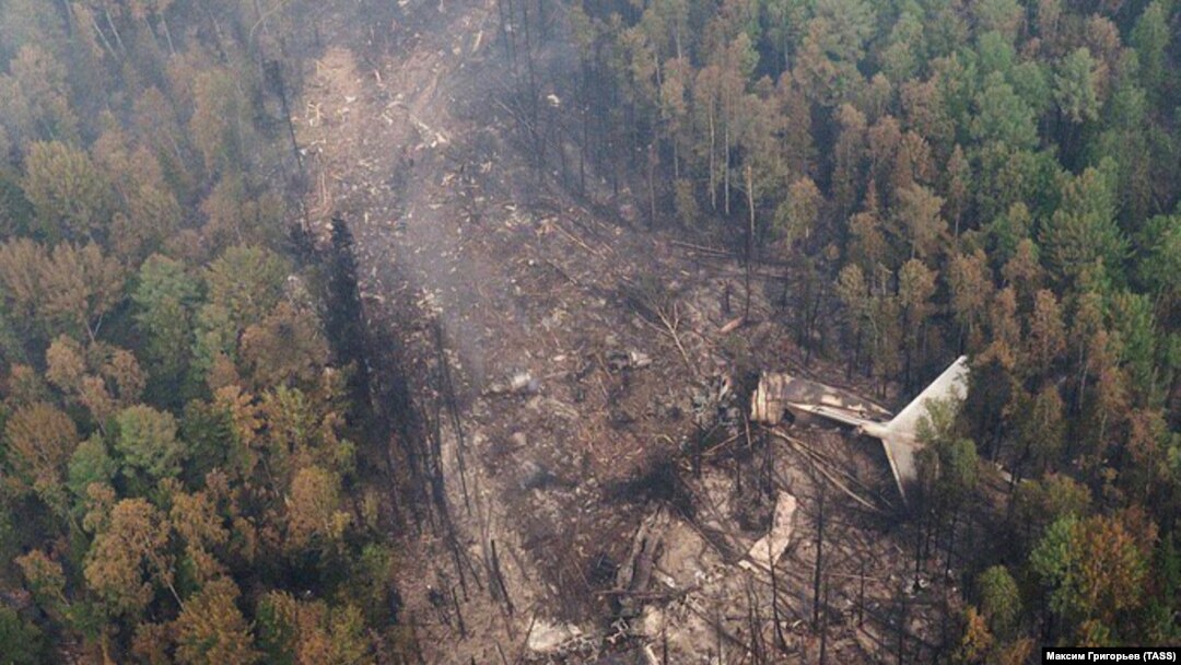 Обломки самолета Ил-76 на месте крушения