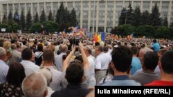 Люди в центре Кишинева участвуют в митинге. 6 сентября 2015 года.