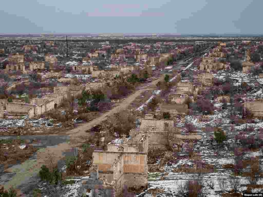 Ruinele orașului azer Agdam, în anul 2011. Orașul a fost capturat de forțele etnicilor armeni în 1993, în timpul primului război din Nagorno-Karabah.