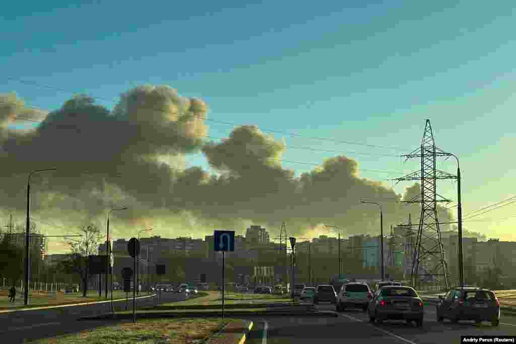 Дим над Львовом після російської атаки на місто. Міський голова Андрій Садовий зазначив, що це наслідок загоряння шин у цивільних складських приміщеннях.Війська РФ атакували Львівщину безпілотниками та крилатими ракетами, повідомив голова обласної військової адміністрації Максим Козицький