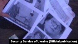Зразки листівок, які «націоналісти» мали розкидати в кінотеатрі «Жовтень», фотографія СБУ, 1 липня 2018 року